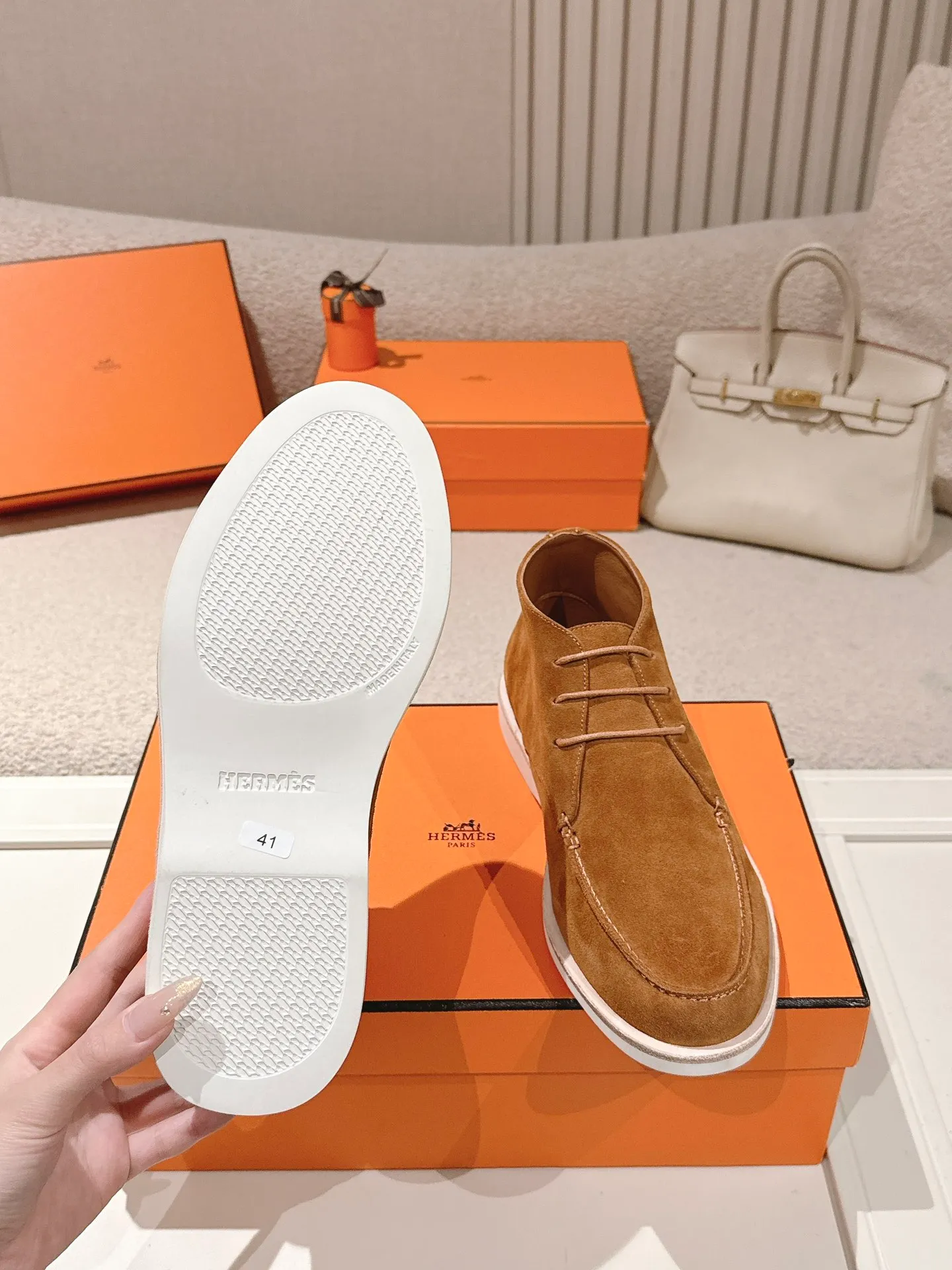 Men's Men's Shoes 660💰 Hermes men's size #26ss calfskin derby shoes, decorated with signature "H Diamant" details for a stylish and casual style. Fabric: Cow suede Lining: Mixed sheep lining Outsole: Genuine leather welt + original TPU Bottom thickness: 3CM Code number: 39-45 (customized at 46.47)